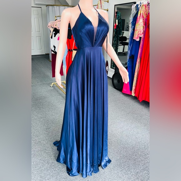 BEAUTIFUL DRESS - Picture 4 of 6